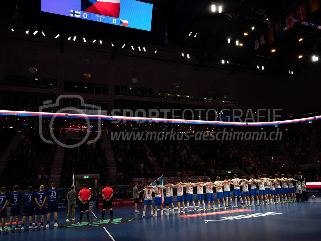 2025 Men's U19 WFC - Finland v Czechia | Team Czechia during the national anthem during 2025 Men's U19 WFC, Switzerland: 04.05.2025, Zürich, Swiss Life Arena.Event page: <a href="https://www.u19wfc2025.ch/">www.u19wfc2025.ch</a>Credit: Markus Aeschimann, <a href="https://markus-aeschimann.ch">markus-aeschimann.ch</a>Instagram: <a href="https://instagram.com/sportfotografie.aeschimann">@sportfotografie.aeschimann</a> - Realisiert mit Pictrs.com