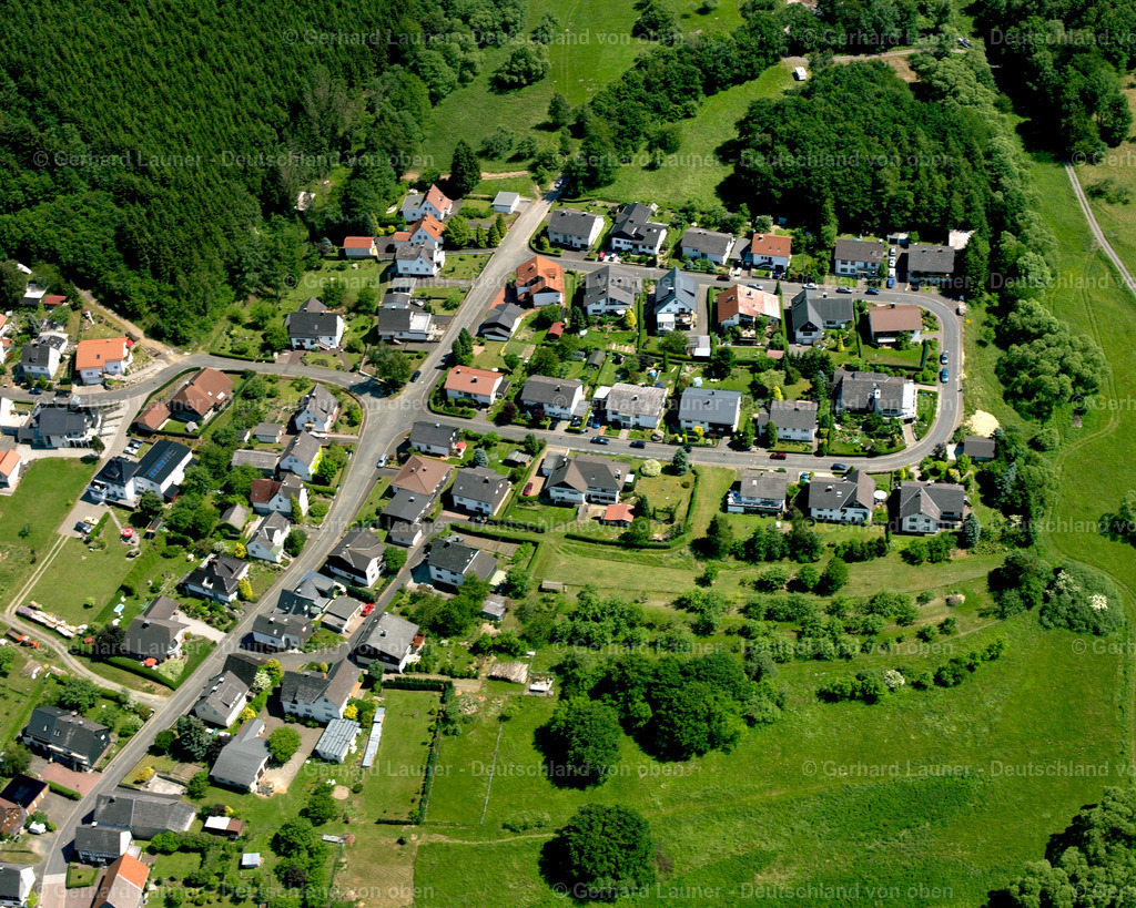 2611112 | NIEDERROßBACH 09.06.2006 Wohngebiet einer Einfamilienhaus- Siedlung  in Niederroßbach im Bundesland Hessen, Deutschland // Single-family residential area of settlement  in Niederroßbach in the state Hesse, Germany Foto: Gerhard Launer