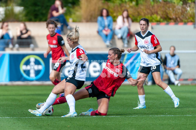 20240915NSZ_1072 | v.l. Nadine Riesen (Eintracht Frankfurt,No.22) und Karólina Vilhjámsdóttir (Bayer Leverkusen,No.18)DEU, Leverkusen, 15.09.2024 Fußball, Google Pixel Frauen-Bundesliga, Saison 2024/2025, Bayer 04 Leverkusen - Eintracht Frankfurt - Realisiert mit Pictrs.com
