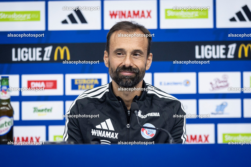 _B7A5002 | Hugo Oliveira, head coach of Racing Club de Strasbourg Alsace, speaks during a press conference at Stade de la Meinau in Strasbourg, France, on October 23, 2026, ahead of the Ligue 1 match against Stade Rennais FC. - Realisiert mit Pictrs.com