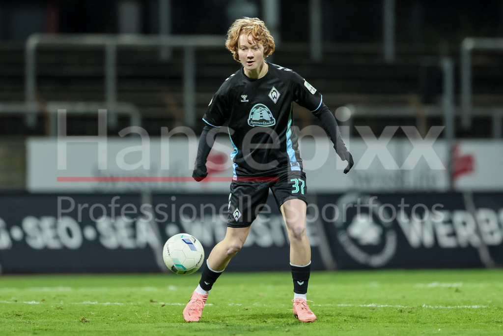 Fussball, DFB-Pokal Frauen, SC Fortuna Köln - SV Werder Bremen | v.li.: Lena Dahms (SV Werder Bremen, 37) am Ball, Freisteller, Einzelbild, Ganzkörper, Aktion, Action, Spielszene, DIE DFB-RICHTLINIEN UNTERSAGEN JEGLICHE NUTZUNG VON FOTOS ALS SEQUENZBILDER UND/ODER VIDEOÄHNLICHE FOTOSTRECKEN. DFB REGULATIONS PROHIBIT ANY USE OF PHOTOGRAPHS AS IMAGE SEQUENCES AND/OR QUASI-VIDEO.