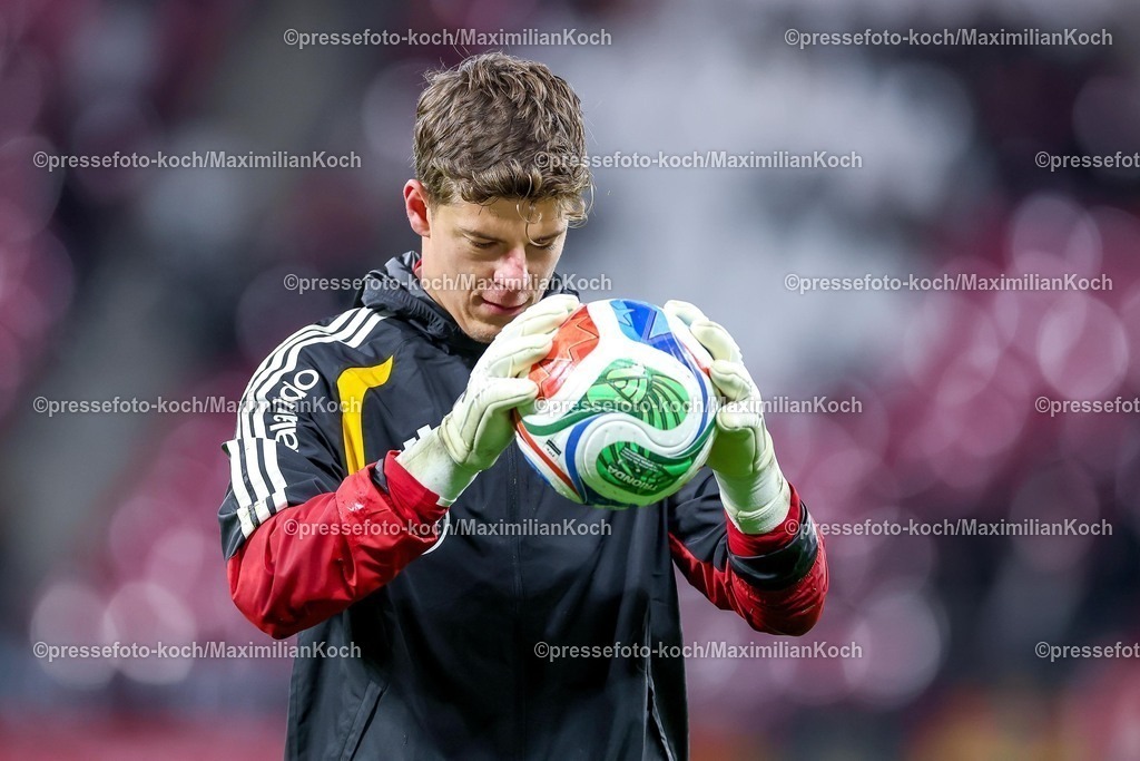 DFB17112501024 | 17.11.2025, Fußball, Länderspiel, WM-Qualifikation Europa, Deutschland - Slowakei, Red Bull Arena (Leipzig), 10. Spieltag, Saison 2025 2026: Torwart Finn Dahmen (GER #21)  Regulations prohibit any use of photographs as image sequences and or quasi-video.