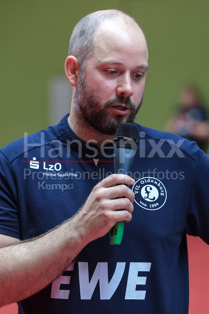 Handball, DHB-Pokal Frauen, SV Werder Bremen - VfL Oldenburg | v.li.: Niels Bötel (Trainer, Cheftrainer, VfL Oldenburg) während der Pressekonferenz nach dem Spiel, Portrait, Nahaufnahme, Einzelfoto, Einzelbild