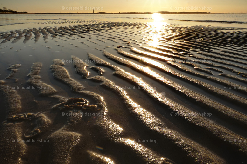 Sandwellen im Abendlicht | Kontrastreich treten die Wellenfurchen einer Sandbank bei tief stehender Abendsonne hervor.