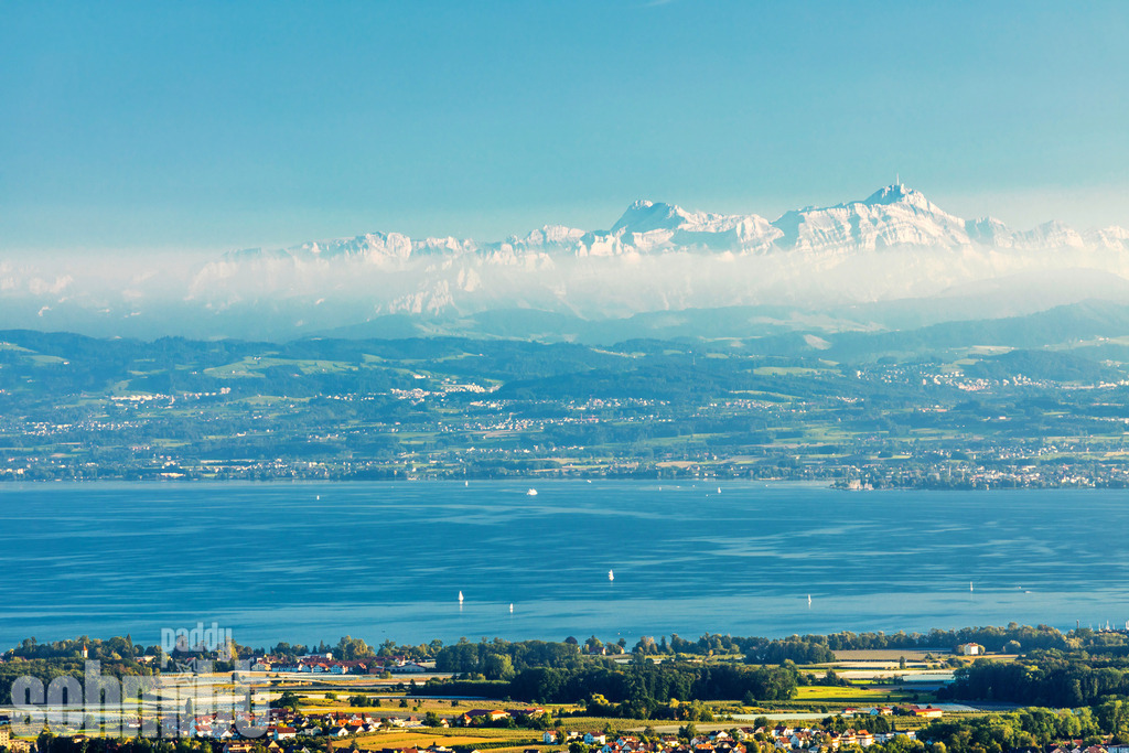 Majestätischer Blick auf den Säntis am Bodensee bei Marktdorf | Vom Bodensee bei Markdorf eröffnet sich ein beeindruckender Blick auf den majestätischen Säntis. Die markante Bergsilhouette vor der Weite des Sees verleiht der Aufnahme eine besondere Tiefe und macht sie zu einem eindrucksvollen Panorama der Bodenseeregion. - Realisiert mit Pictrs.com