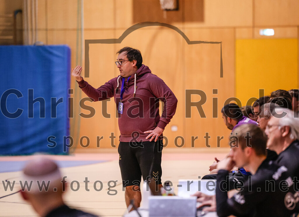 2024-11-09_096_SpVgg_Altenerding_gegen_TV_Altoetting | Erding, Deutschland, 09.11.2024:Handball, Bezirksoberliga Männer 2024 / 2025, 6. Spieltag, SpVgg Altenerding gegen TV Altötting, Endergebnis: 26:22Trainer Simon Klawe (SpVgg Altenerding)Foto: Christian Riedel / fotografie-riedel.net