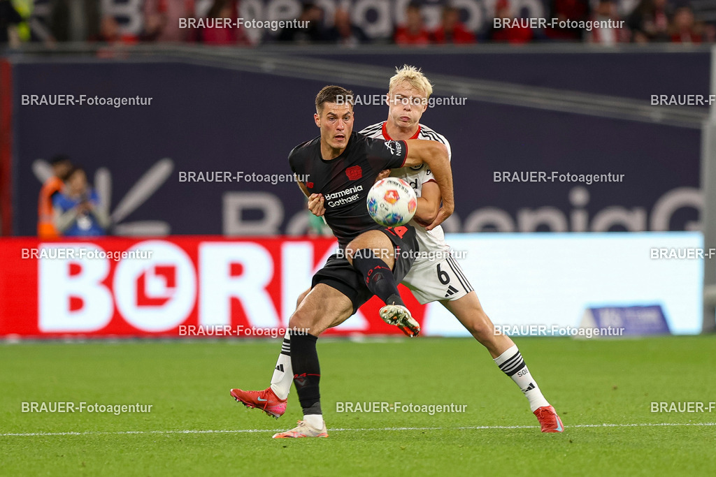 Bayer 04 Leverkusen vs Eintracht Frankfurt - Bundesliga  | Leverkusen, Deutschland, 12.09.25:   Patrick Schick (Bayer 04 Leverkusen) und Oscar Hojlund (Eintracht Frankfurt) im Kampf um den Ball waehrend des Spiels der Bundesliga zwischen  Bayer 04 Leverkusen vs Eintracht Frankfurt in der BayArena(Foto von Brauer-Fotoagentur / Adrian Schlueter)
