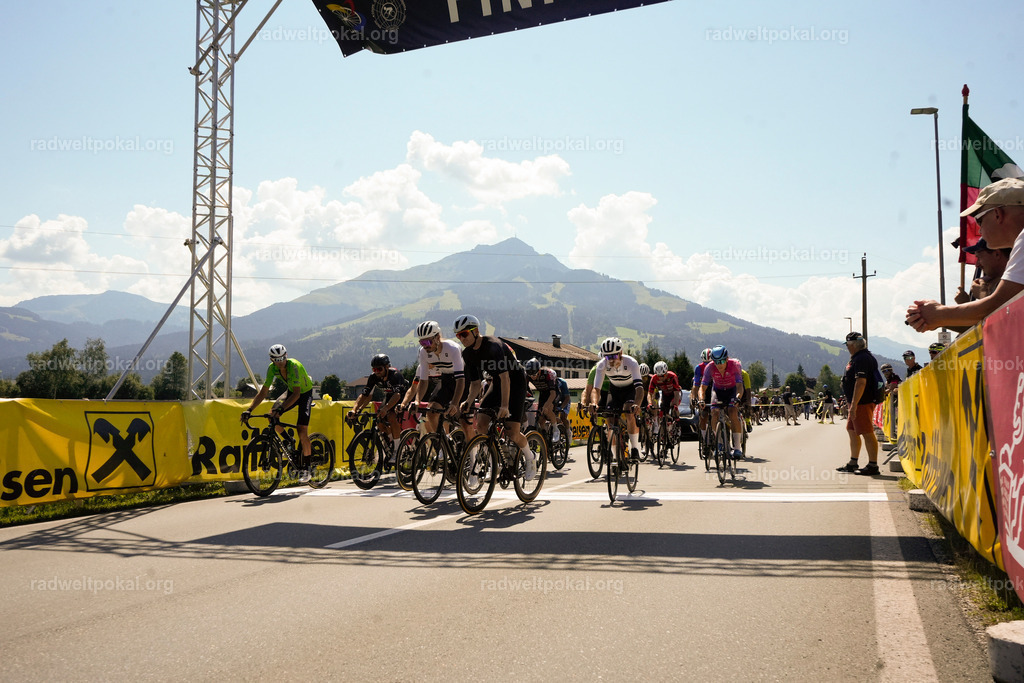 122_20230817_Bewerb_Maenner_Muehlanger | AUT - OESTERREICH, 2023-08-16: SPORT RENNRAD-FAHREN - 55. INTERNATIONALER RADWELTPOKAL IN ST. JOHANN IN TIROL  - Vintage-Radrennen mit WM-Bronze-Medaillen-Siegerin Christina Schweinberger, den Teilnehmer und Alexander Baumann (vom Orginastions-Team) - TAG 2 BEWERB MAENNER IN SECHS GRUPPEN  ; Foto: Roland Muehlanger