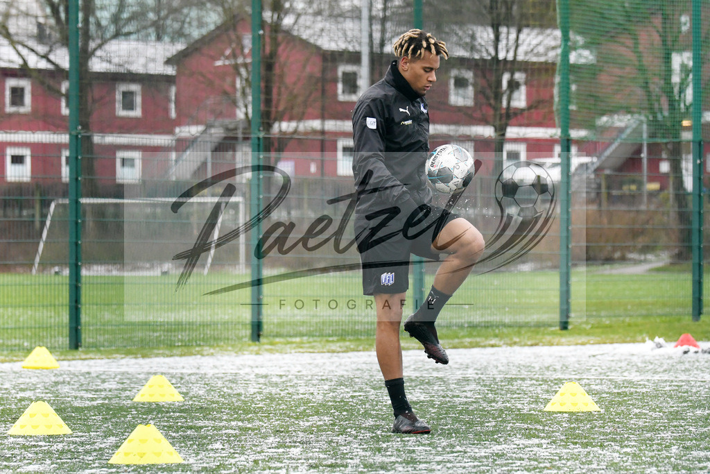 20200226_TRAOSN_0109 | Fussball, Herren: Etienne Amenyido (VfL Osnabrueck) in Aktion, am Ball, Einzelaktion waehrend der Trainingseinheit des VfL Osnabrueck im Sportpark Illoshoehe am 26.02.2020 in Osnabrueck, Deutschland. - Realisiert mit Pictrs.com