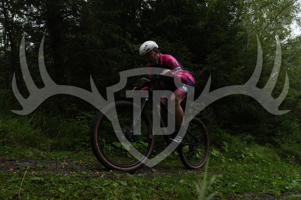 A6703360 | Fotogalerie der Treibjagd im Dunkelwald - Dein MTB Etappenrennen im Erzgebirge - Realisiert mit Pictrs.com