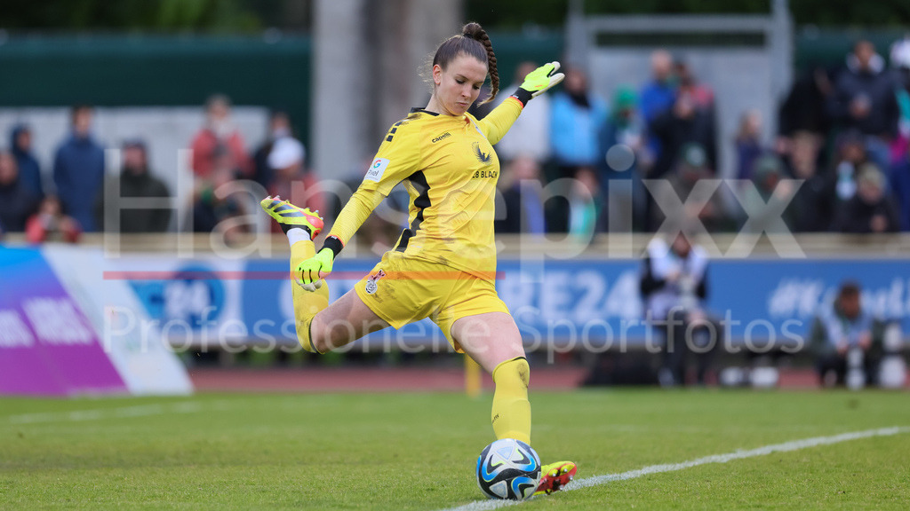 Fussball, Google Pixel Frauen-Bundesliga, SV Werder Bremen - MSV Duisburg | v.li.: Ena Mahmutovic (Torhüterin, Torwart, MSV Duisburg, 1) am Ball, Freisteller, Einzelbild, Ganzkörper, Aktion, Action, Spielszene, DIE DFB-RICHTLINIEN UNTERSAGEN JEGLICHE NUTZUNG VON FOTOS ALS SEQUENZBILDER UND/ODER VIDEOÄHNLICHE FOTOSTRECKEN. DFB REGULATIONS PROHIBIT ANY USE OF PHOTOGRAPHS AS IMAGE SEQUENCES AND/OR QUASI-VIDEO.
