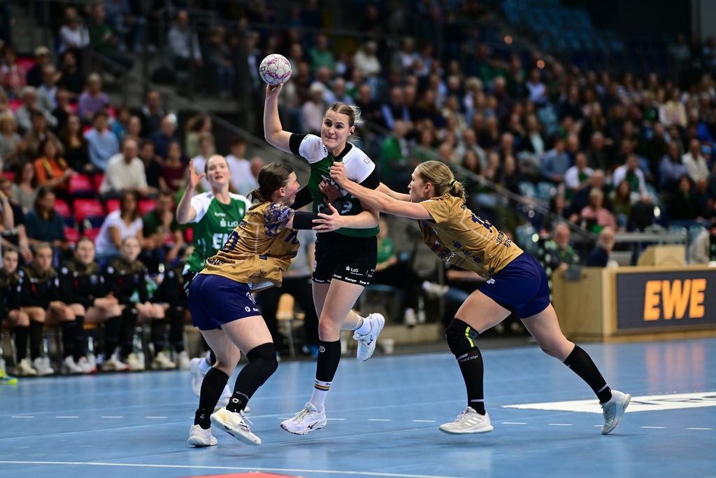 Handball I Frauen I Saison 2025-2026 I 1. HBF I 5. Spieltag I VfL Oldenburg - Buxtehuder SV | Der Sportfotograf. - Realisiert mit Pictrs.com