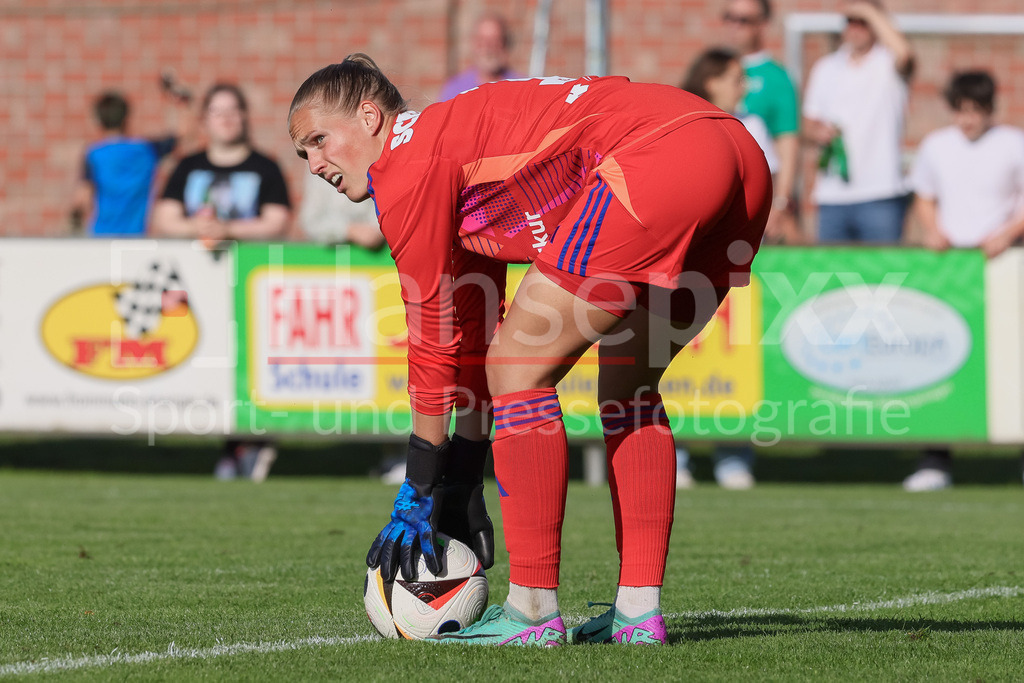 Fussball, Testspiel Frauen, Hamburger SV - SV Werder Bremen | v.li.: Inga Schuldt (Torhüterin, Torwart, Hamburger SV, 1) legt sich den Ball zurecht, am Ball, Einzelbild, Ganzkörper, Aktion, Action, Spielszene