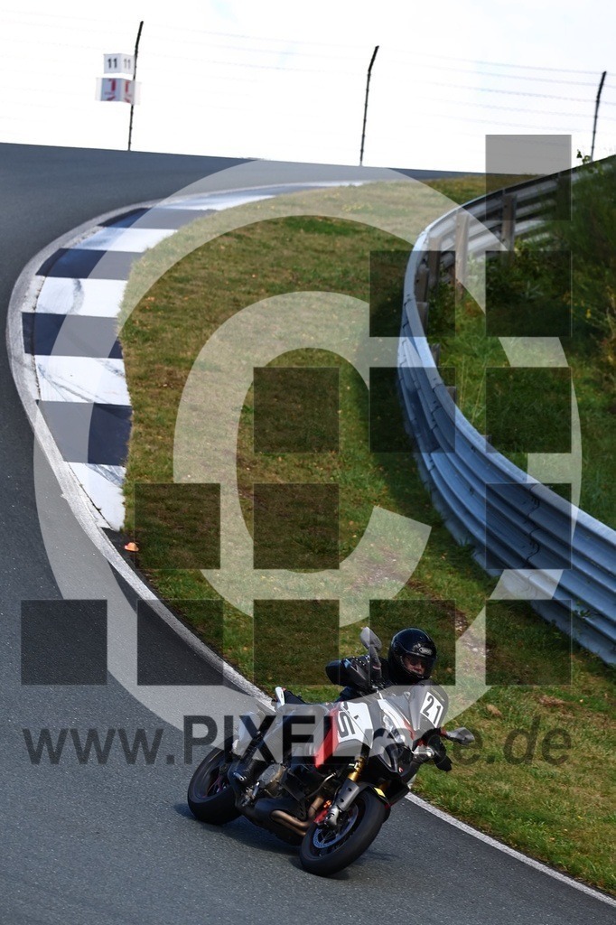 0021-20250915_01751 | Schöne Erinnerungen an spannende Momente - das festzuhalten ist unser Job. PIXELrace.de ist seit 2003 auf den Rennstrecken Europas unterwegs um die Action draußen beim Fahren und die wunderbare Stimmung imm Fahrerlager für euch einzufangen.