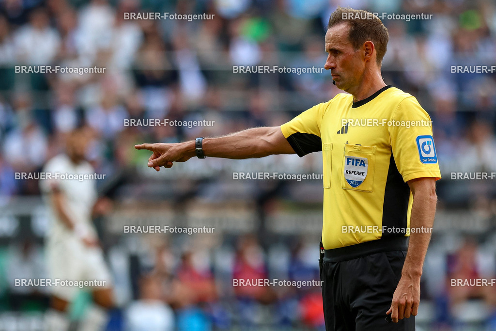 Borussia Mönchengladbach vs Hamburger SV - Bundesliga  | Mönchengladbach, Deutschland, 24.08.25:   Schiedsrichter Sascha Stegemann gestikuliert, Gestik waehrend des Spiels der Bundesliga zwischen Borussia Mönchengladbach vs Hamburger SV im Stadion im Borussia Park(Foto von Brauer-Fotoagentur / Adrian Schlueter)