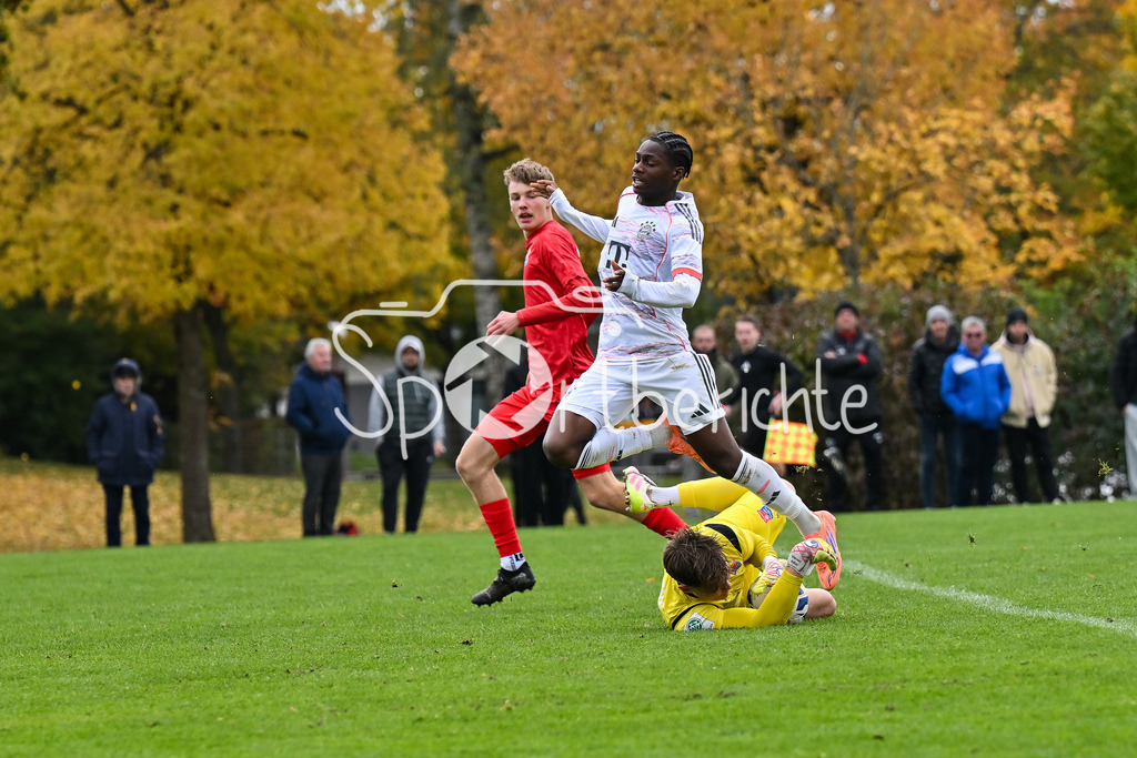 SpVgg Unterhaching U19 - FC Bayern München U19 | In dieser Szene ist Vincent HUBER (SpVgg Unterhaching U19 1) vor Uzorchukwu Frank EGWUATU (FC Bayern München 7) am Ball / U19 DFB Nachwuchsliga: SpVgg Unterhaching - FC Bayern München; Sportschule Oberhaching am 18.10.2025