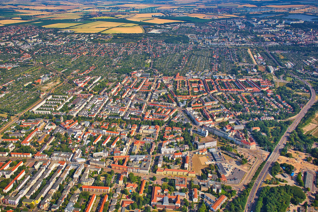 Magdeburg_Stadtfeld_Diesdorfer_Goethe_Olvenstedter_Westernplan_Texas_3633 | Diese Luftaufnahme stammt aus meinem Magdeburger Luftbildarchiv. Sie zeigt einen weiteren Blick auf die Landeshauptstadt aus der Vogelperspektive. Nach und nach werden alle Motive mit individuellen Informationen und Beschreibungen ergänzt. Selbstverständlich können Sie dieses Luftbild als Download oder hochwertiges Wandbild bestellen. - Realisiert mit Pictrs.com