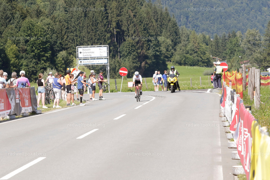 960_20230817_Bewerb_Maenner_Muehlanger | AUT - OESTERREICH, 2023-08-16: SPORT RENNRAD-FAHREN - 55. INTERNATIONALER RADWELTPOKAL IN ST. JOHANN IN TIROL  - Vintage-Radrennen mit WM-Bronze-Medaillen-Siegerin Christina Schweinberger, den Teilnehmer und Alexander Baumann (vom Orginastions-Team) - TAG 2 BEWERB MAENNER IN SECHS GRUPPEN  ; Foto: Roland Muehlanger