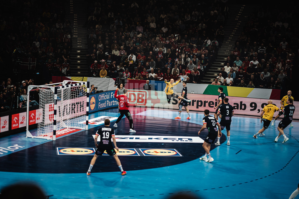 Handball | Herren | EHF EURO 2024 | European Championshop Men 2024 Final Tournament | Norwegen vs. Schweden | 23.01.2024 | Daniel Pettersson (#11, Schweden, SWE) beim Wurf aufs Tor