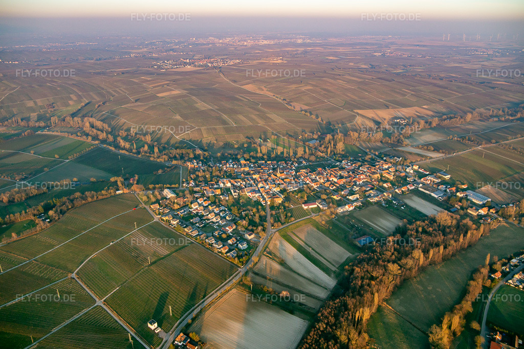 Luftbild: im Winter am Abend im Ortsteil Heuchelheim in Heuchelheim-Klingen im Bundesland Rheinland-Pfalz in Deutschland. Foto: IMG_139642.jpg vom 10.01.2024 durch Werner Riehm/FLY-FOTO.de