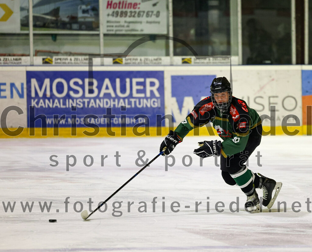 2022-11-26_059_TSV_Erding_gegen_ESC_Geretsried | Erding, Deutschland, 26.11.2022:
Eishockey, Bayernliga U20 2022 / 2023, xx. Spieltag, TSV Erding gegen ESC Geretsried, Endergebnis: 5:3

Hannes Germaier (Erding Gladiators, #18)

Foto: Christian Riedel / fotografie-riedel.net
