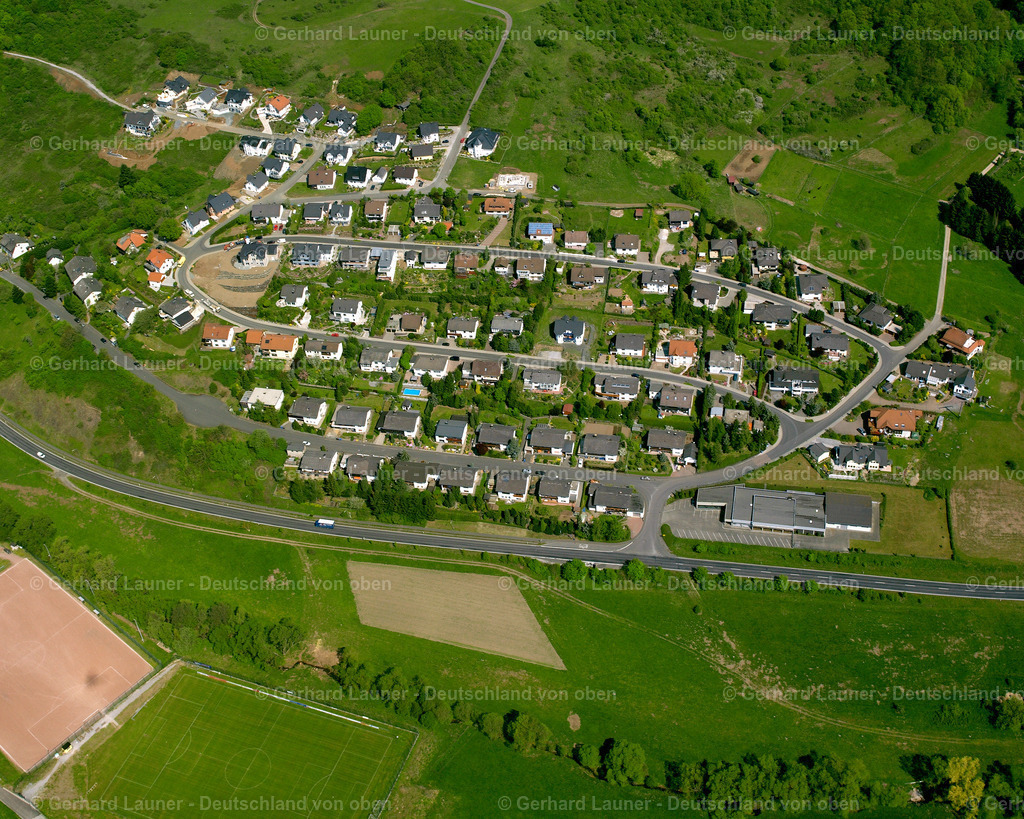 2610051 | MEDENBACH 09.06.2006 Ortsansicht am Rande von landwirtschaftlichen Feldern und Nutzflächen  in Medenbach im Bundesland Hessen, Deutschland // Village view on the edge of agricultural fields and land  in Medenbach in the state Hesse, Germany Foto: Gerhard Launer