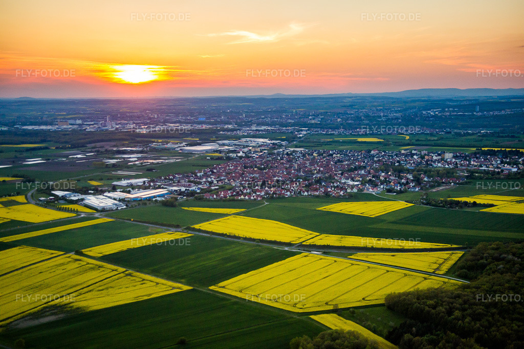 Luftbild: Ortsansicht von Südosten in Gochsheim im Bundesland Bayern in Deutschland. Foto: IMG_088155.jpg vom 06.05.2016 durch Werner Riehm/FLY-FOTO.de