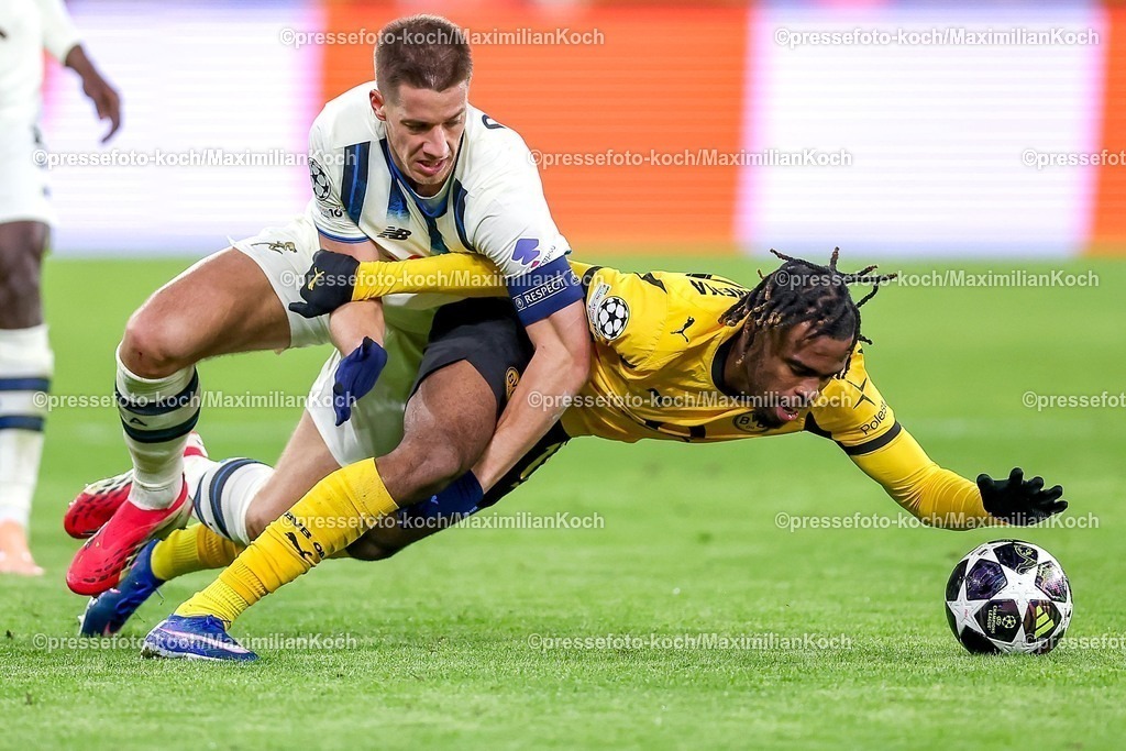 UCL17022601105 | 17.02.2026, Fußball, UEFA Champions League, Borussia Dortmund - Atalanta Bergamo, BVB Stadion, Play-Offs Hinspiel, Saison 2025 2026: Mario Pasalic&nbsp;(Atalanta Bergamo #08) im Zweikampf gegen  Carney Chukwuemeka (BVB #17)   Regulations prohibit any use of photographs as image sequences and or quasi-video.