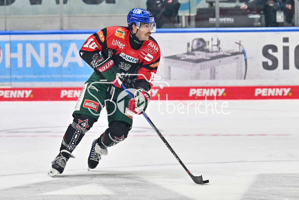 Augsburger Panther - Iserlohn Roosters | am Puck Chris COLLINS (Augsburger Panther #10) / Freisteller / Einzelfoto / DEL: Augsburger Panther - Iserlohn Roosters, Curt Frenzel Stadion am 17.11.2024