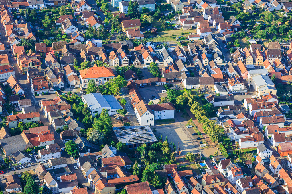 Luftbild: Hort Windrose und Jakob-Heinrich-Lützel-Schule am Kerweplatz Iggelheim im Ortsteil Iggelheim in Böhl-Iggelheim im Bundesland Rheinland-Pfalz in Deutschland. – Foto: IMG_157249.jpg vom 18.06.2026 durch Werner Riehm/FLY-FOTO.de – Auflösung des Originals: 5712 x 3808 px – WWW.KITA-WINDROSE.DE – Jakob-Heinrich-Lützel-Schule – WWW.BOEHL-IGGELHEIM.DE