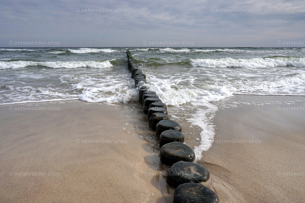 Buhne am Strand  | Wellen brechen sich an einer Buhne am Strand von Bansin.