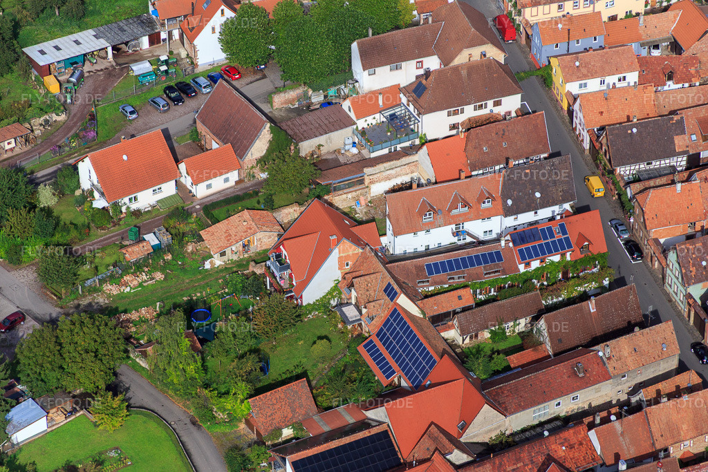 Luftbild: Hauptstraße von Südosten im Ortsteil Heuchelheim in Heuchelheim-Klingen im Bundesland Rheinland-Pfalz in Deutschland. Foto: IMG_072630.jpg vom 19.09.2014 durch Werner Riehm/FLY-FOTO.deAuflösung des Originals: 5472 x 3648 px