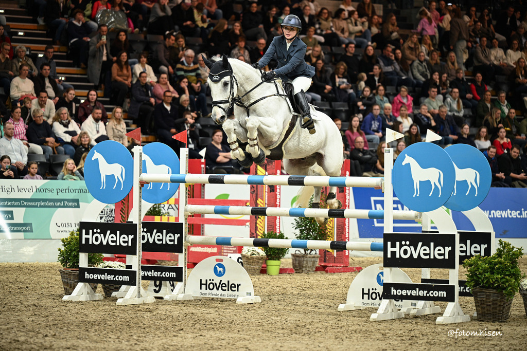 311025-17-067 | Foto Mhisen Pferdefotografie#, Reitturnier Frankfurt#  #Dressur und Springen
#Profi Pferdefotograf Reitturnier Fotograf 
#Sport Horses Photographer 
#equestrain photographer - Realisiert mit Pictrs.com