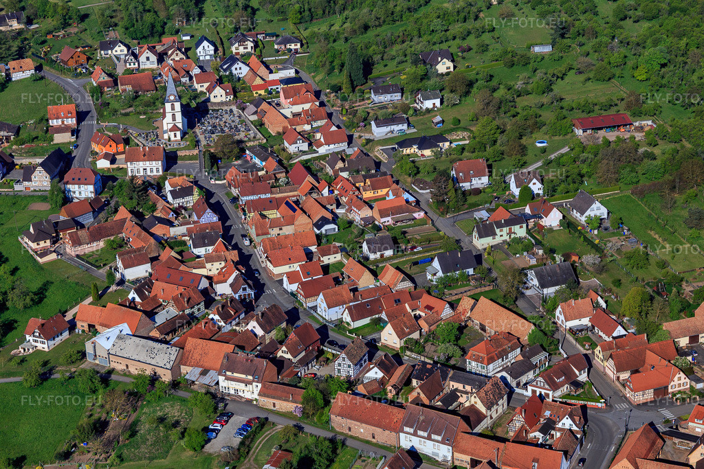 Vue aérienne: Vue de la ville depuis l'est à Morsbronn-les-Bains dans le département Bas Rhin, France – .Photo: IMG_099369.jpg prise le 30/04/2017 par Werner Riehm/FLY-FOTO.eu – Résolution de l'original: 5472 x 3648 px