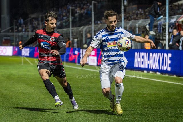 3. Liga: FC Viktoria Köln - MSV Duisburg, 21.12.2025 | Simon Handle (Viktoria Köln, 7) und Can Coskun (MSV Duisburg, 27) ; Köln, 21.12.2025, 19. Spieltag der 3. Fußball-Liga, FC Viktoria Köln - MSV Duisburg im Sportpark Hoehenberg in Köln.Die DFL-Bestimmungen verbieten die Verwendung von Fotografien als Bildsequenzen und / oder Quasi-Videos.