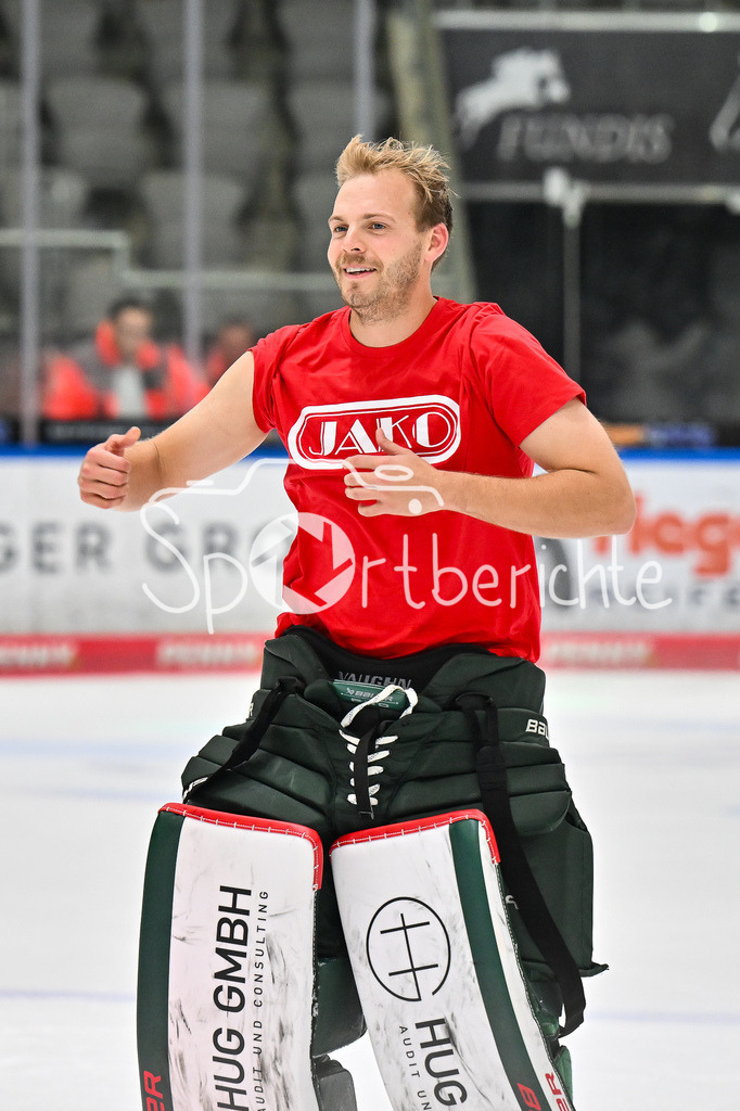Augsburger Panther - Iserlohn Roosters | Die Augsburger Panther feiern zusammen mit ihren Fans den Heimsieg gegen Iserlohn / Penny DEL: Augsburger Panther - Iserlohn Roosters; Curt Frenzel Stadion am 21.09.2025 / im Bild Michael GARTEIG (Augsburger Panther 34