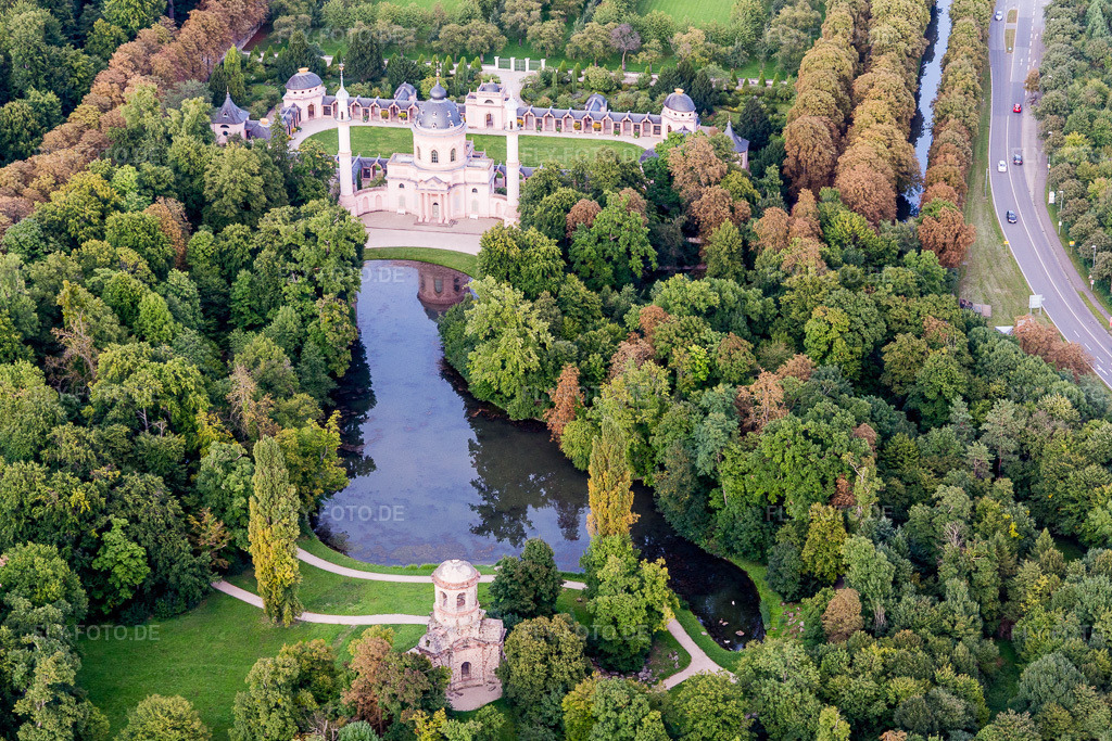 Luftbild: Moschee bzw. des maurischen Tempels und Harems im Schlossgarten mit Teich in Schwetzingen im Bundesland Baden-Württemberg in Deutschland. Foto: IMG_102586.jpg vom 24.08.2017 durch Werner Riehm/FLY-FOTO.de