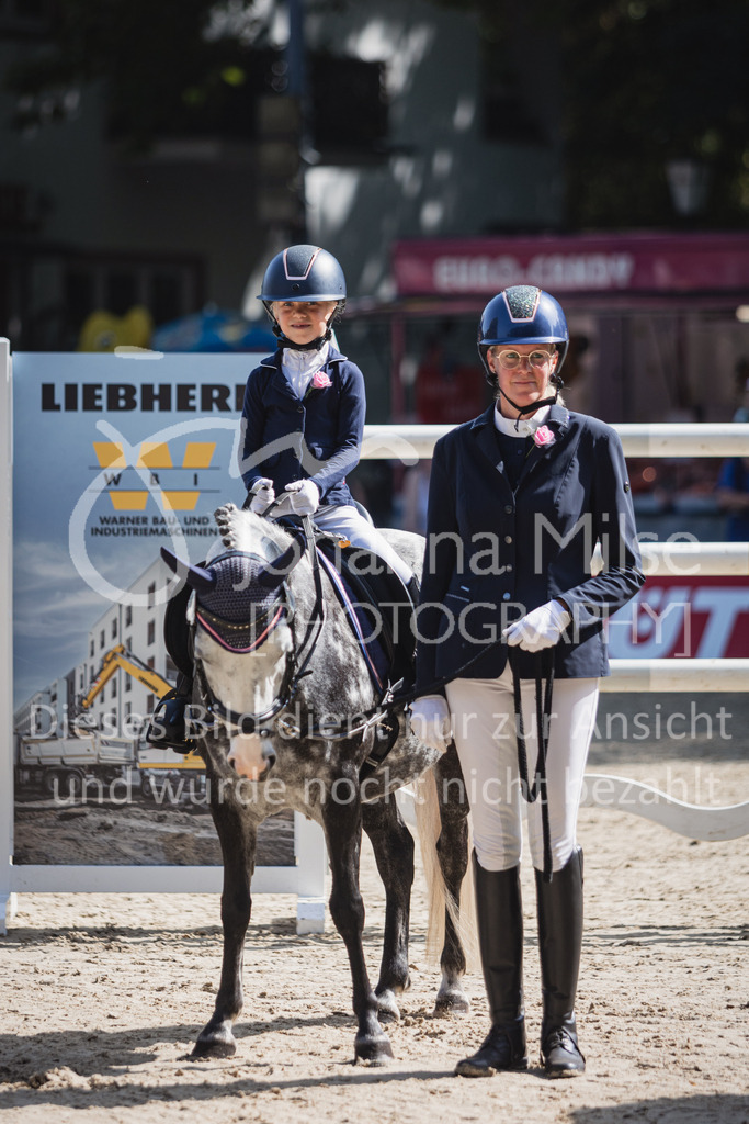 230910_OWLCh_Führzügel-179 | Deine schönsten Turniermomente als professionelle Fotos! Entdecke hochwertige Pferdesport-Fotografie im Online-Shop. Jetzt Fotos finden & bestellen!