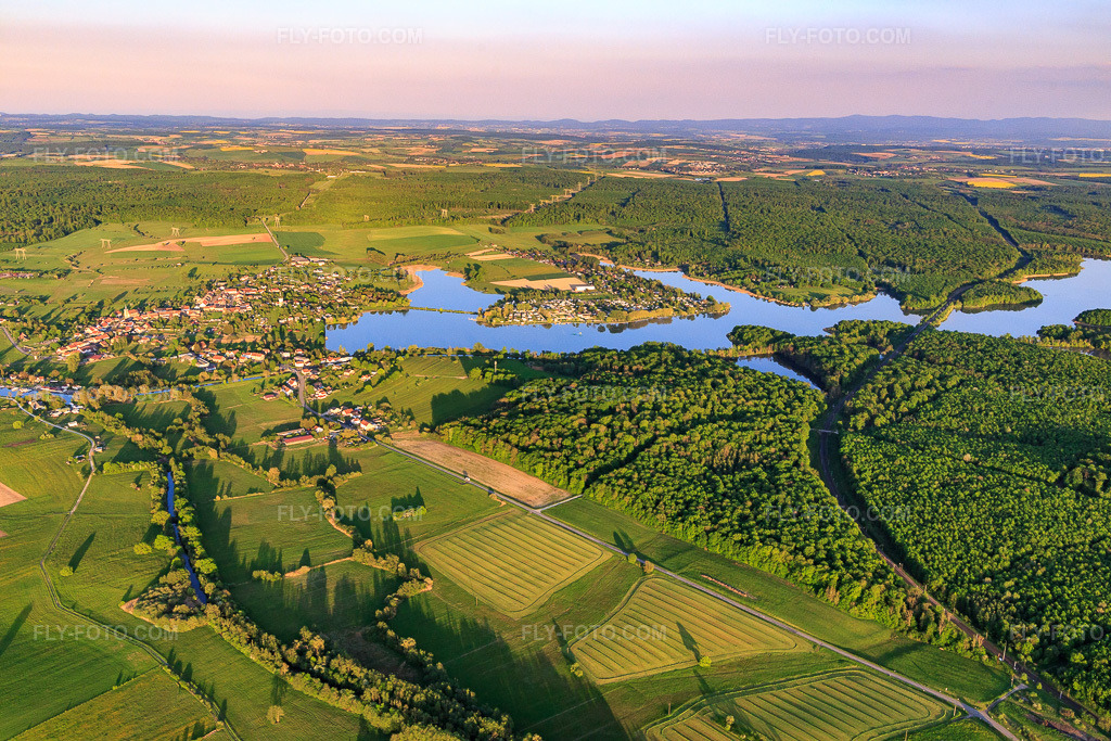 Aerial view: CENTRE NATURE & SPORT at Mittersheim Lake from the west in Mittersheim in the state Moselle, France. – Photo: IMG_146194.jpg taken on 05/01/2025 by Werner Riehm/FLY-FOTO.com – Resolution of the original: 5472 x 3648 px