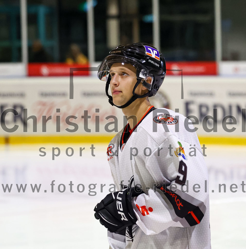 2022-09-30_081_TSV_Erding_gegen_EV_Dingolfing | Erding, Deutschland, 30.09.2022:
Eishockey, Bayernliga 2022 / 2023, Testspiel, TSV Erding gegen EV Dingolfing, Endergebnis: 3:4

Felix Karg (EV Dingolfing, #29)

Foto: Christian Riedel / fotografie-riedel.net
