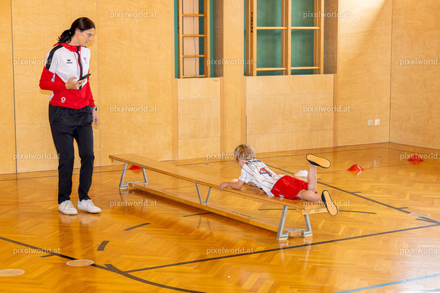 Sport in der Volksschule mit Sabrina Wrann | Bildershop von pixelworld.at - Realisiert mit Pictrs.com