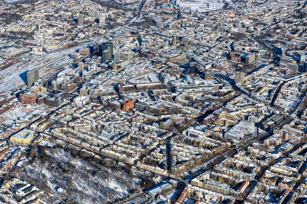 4043786 | DORTMUND 13.02.2021 Winterlich schneebedeckte Stadtansicht des Innenstadtbereiches in Dortmund im Ruhrgebiet im Bundesland Nordrhein-Westfalen, Deutschland. Weiterführende Informationen bei: Stadt Dortmund. // Wintry snowy city view on down town in Dortmund at Ruhrgebiet in the state North Rhine-Westphalia, Germany. Further information at: Stadt Dortmund. Foto: Gerhard Launer