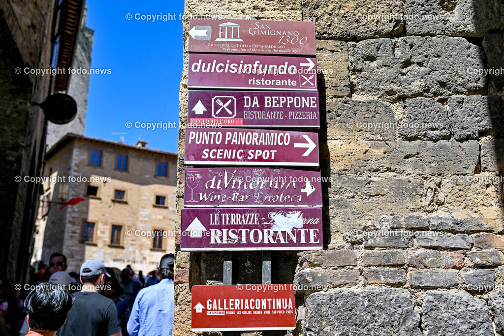 Italien_ Toskana_ San Gimignano_ 31.05.2024-21 | 31.05.2024, Italien, ITA, Toskana, San Gimignano im Bild Stadtansichten Gebäude, Architektur, Touristen, Historisch, Souvenir, Ansichten der berühmten Stadt San Gimignano in der Toskana-Italien - View of the famous town San Gimignano in Tuscany-ItalySan Gimignano ist eine italienische Kleinstadt in der Toskana mit einem mittelalterlichen Stadtkern. San Gimignano wird auch die Stadt der Türme genannt. Die Stadt liegt in der Provinz Siena. Sie gehört neben Florenz, Siena und Pisa zu den von Touristen meist besuchten Zielen in der Toskana.