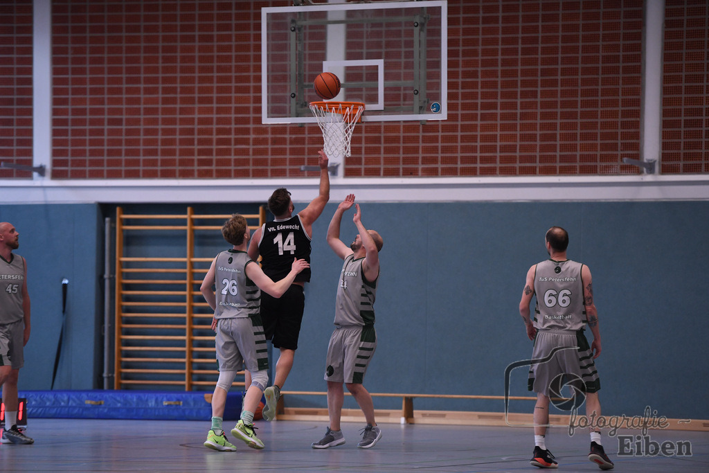 TuS Petersfehn-VfL Edewecht | Basketball Regionalliga; TuS Petersfehn (grau)-VfL Edewecht (schwarz) am 30.11.2025 in Petersfehn (Sporthalle Petersfehn), Photo: Philip Eiben 2025 - Realisiert mit Pictrs.com