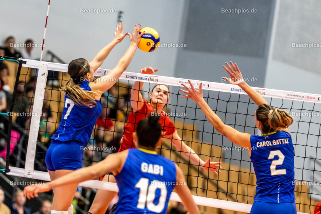 2022-00063329-Testspiel-Deutschland-Brasilien | Angriff Anastasia CEKULAEV #24 (Mittelblock) GER gegen Block Rosamaria MONTIBELLER #7 BRA, 17.09.2022; Berlin Foto: Gerold Rebsch - www.beachpics.de
