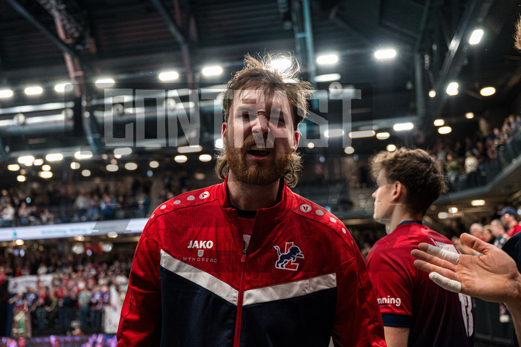 Volleyball I Herren I Saison 2025/2026 I DVV Pokal I Halbfinale I SVG Lüneburg - SWD powervolleys Düren | Einzelfoto, Freisteller, Einzelbild, Cut-out, isoliertes Motiv, Sportaufnahme, Nahaufnahme, freigestellt, freigestellte Aufnahme, Aufnahme, Einzeln: Jesse William Elser (3, SVG Lüneburg) am Feldrand - Realisiert mit Pictrs.com