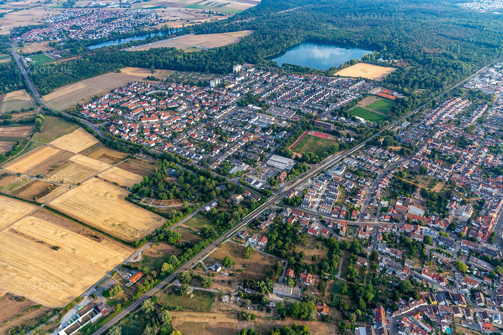 Luftbild: Baggersee im Ortsteil Untergrombach in Bruchsal im Bundesland Baden-Württemberg in Deutschland. – Foto: IMG_134168.jpg vom 26.08.2022 durch Werner Riehm/FLY-FOTO.de – Auflösung des Originals: 5472 x 3648 px – Stadt Bruchsal
