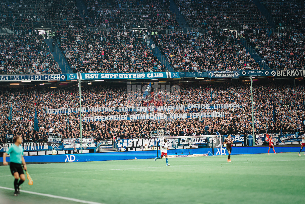Fußball | Männer | Saison 2023/2024 | 2. Fußball-Bundesliga | 32. Spieltag | Hamburger SV vs. FC St. Pauli  | 03.05.2024 | HSV Fans mit dem Transparent: Identität und Konstanz statt grosse Namen und einfache Lösungen, Strippenzieher entmachten Kühne verpiss dich