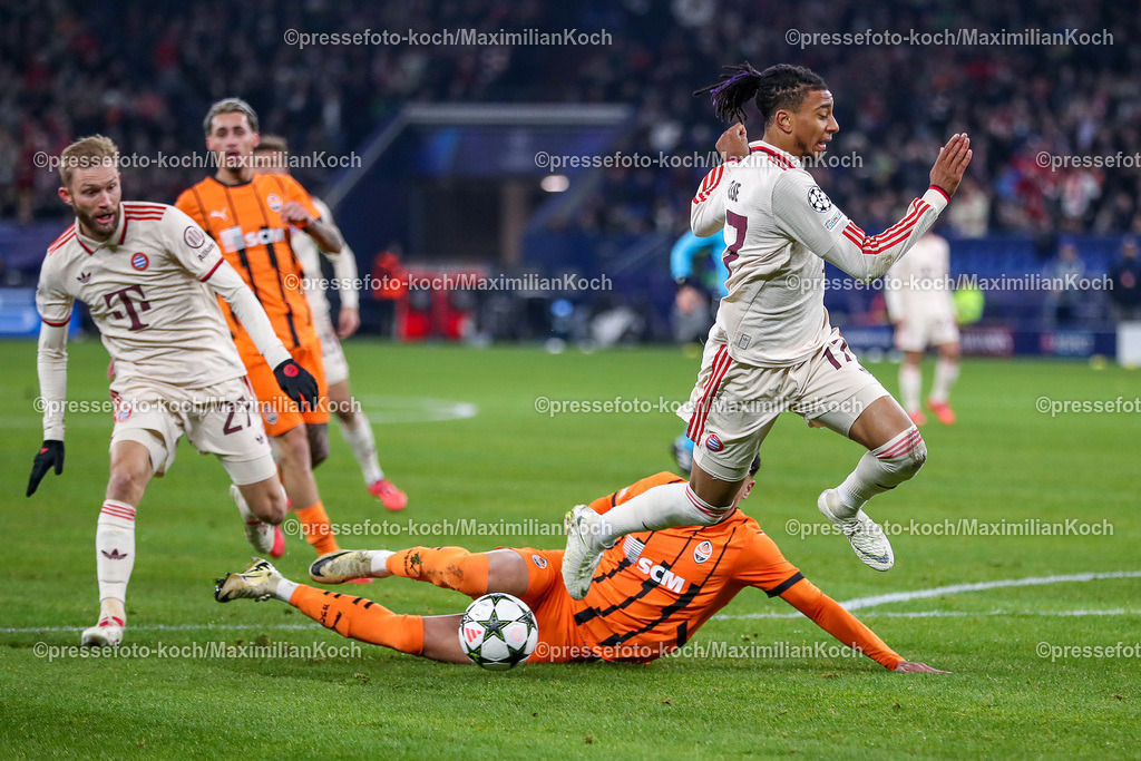 UCL10122401032 | 10.12.2024, Fußball, UEFA Champions League, Schachtar Donezk - FC Bayern München, Arena AufSchalke Gelsenkirchen, 8. Spieltag Saison 2024 2025: Torjubel nach Tor zum 1:1 durch Konrad Laimer (Bayern #27) - Michael Olise (Bayern #17) bereitet die VorlageDFB regulations prohibit any use of photographs as image sequences and or quasi-video.