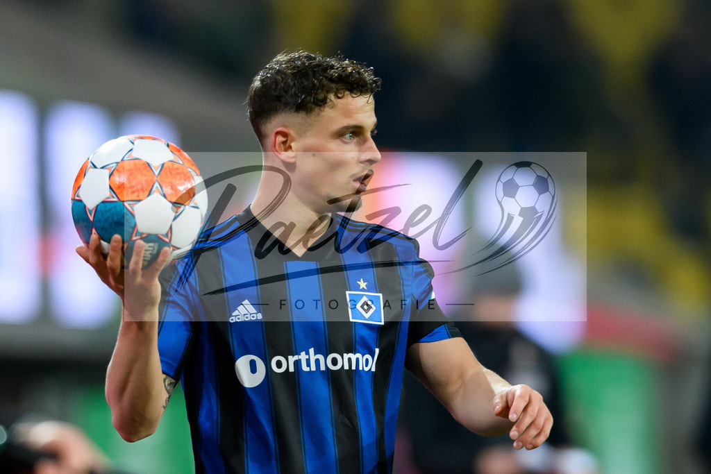 SGDHSV20220114_137 | Fussball, Herren: Moritz Heyer (Hamburger SV) schaut bei dem Spiel der 2. Bundesliga zwischen SG Dynamo Dresden und Hamburger SV im Rudolf-Harbig-Stadion am 14.01.2022 in Dresden, Deutschland.DFB / DFL REGULATIONS PROHIBIT ANY USE OF PHOTOGRAPHS AS IMAGE SEQUENCES AND/OR QUASI-VIDEO. - Realisiert mit Pictrs.com